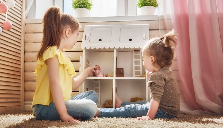 Drewniany domek dla lalek – przekonamy Cię do tego rozwiązania!