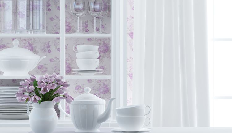 Salon w stylu prowansalskim – sprawdź, jak dobrać do niego meble