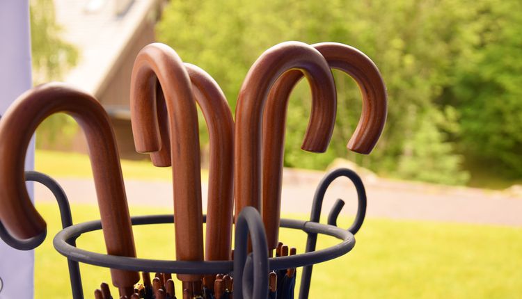 Parasolnik – czy warto kupić stojak na parasole?