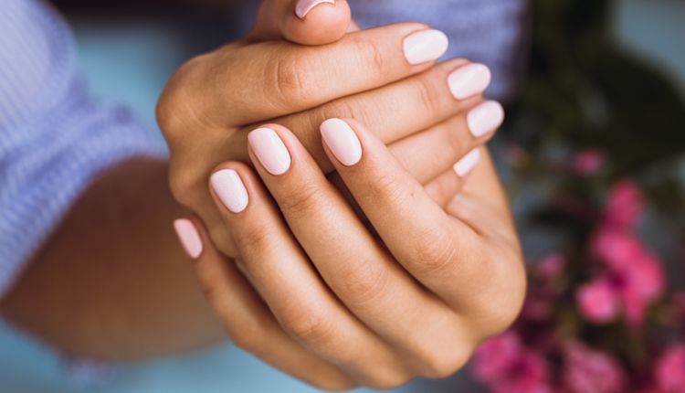 Paznokcie hybrydowe – dlaczego są takie modne?