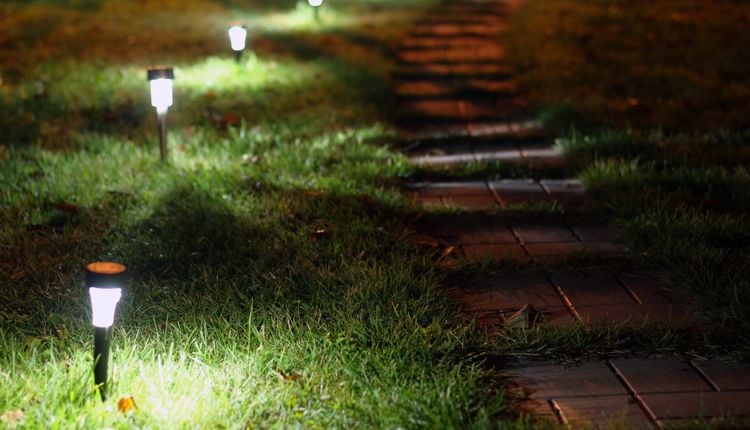 Oświetlenie ogrodu – sprawdź, jak je zaplanować