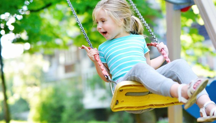 Huśtawka dla dziecka. Na co zwrócić uwagę przy zakupie?