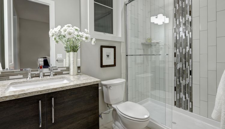 Wanna czy prysznic w małej łazience? Podpowiadamy, co wybrać