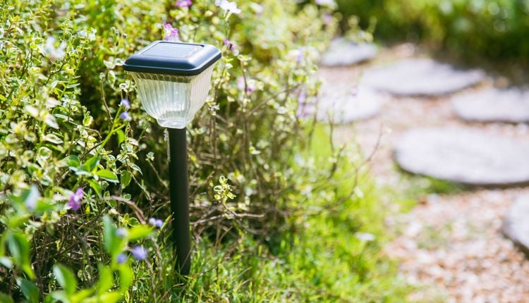 Jak działają lampy solarne?