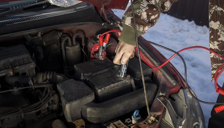 Jak uruchomić auto przy użyciu kabli rozruchowych?