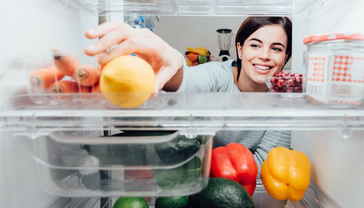 Lodówka – jak układać w niej produkty?