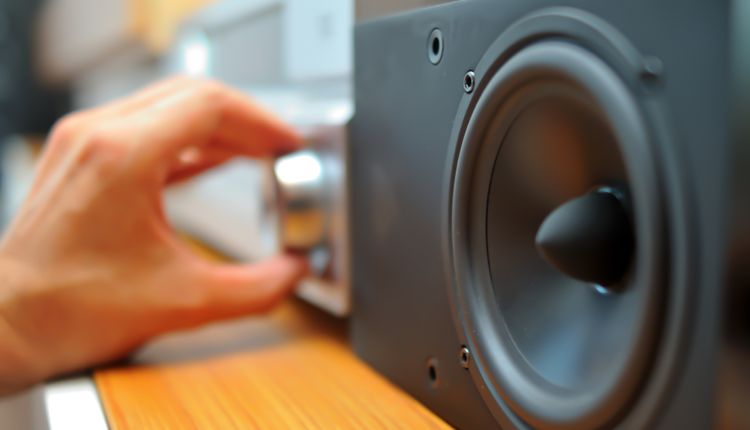 Na co zwrócić uwagę, kupując zestaw stereo do salonu?