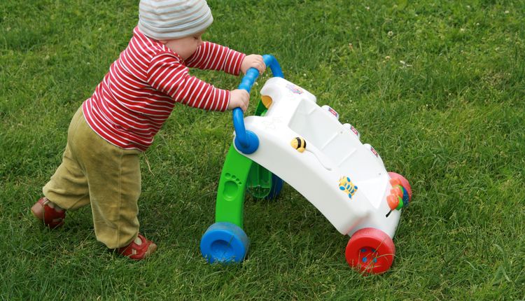 Jeździk pchacz – czy warto kupić tę zabawkę?