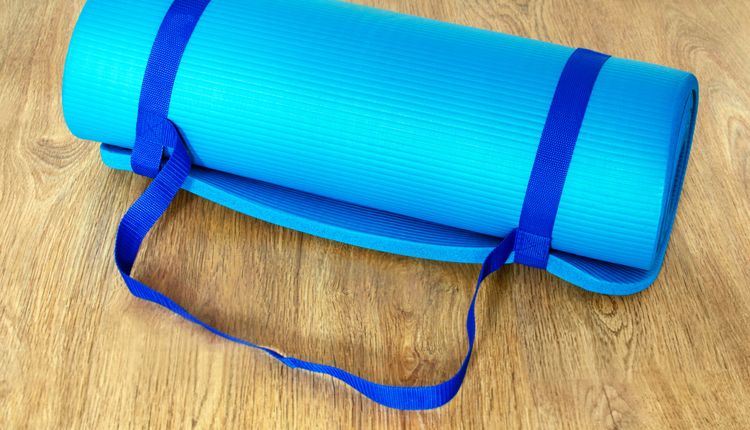 Materac, karimata czy mata samopompująca? Zobacz, co zabrać ze sobą na wyjazd!