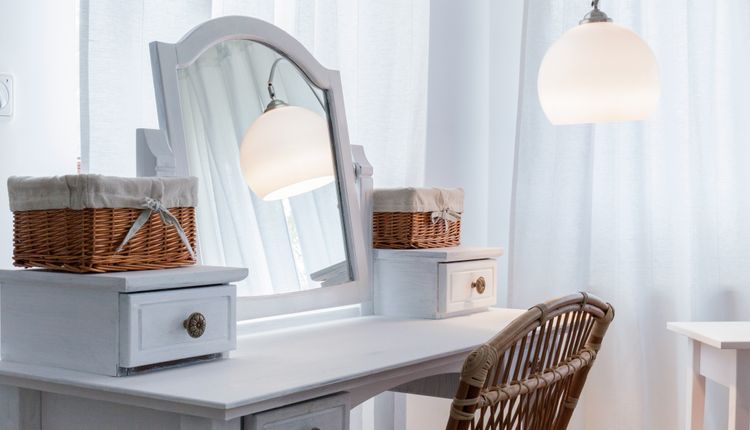 Toaletka z lustrem – czy warto postawić ją w swojej sypialni?