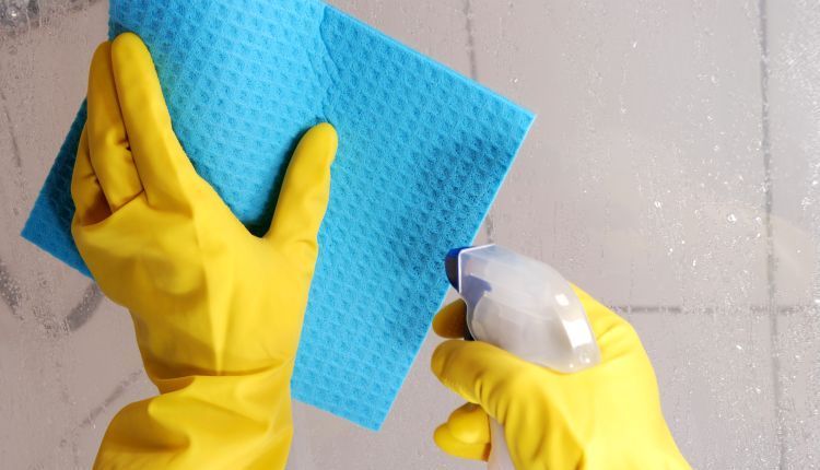 Jak umyć kabinę prysznicową? Potrzebne akcesoria