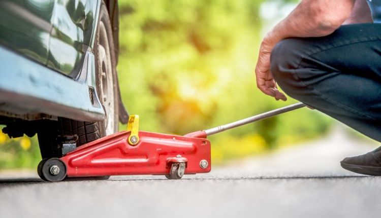 Podnośnik hydrauliczny – jaki do warsztatu samochodowego?