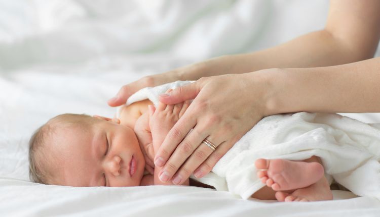 Jak pielęgnować noworodka? Oto 8 złotych zasad