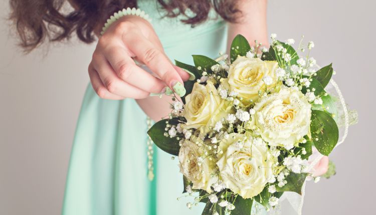 Jakie dodatki do miętowej sukienki? Poradnik!