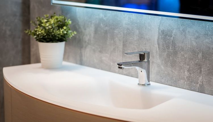 Jaką umywalkę wybrać – nablatową czy wpuszczaną?