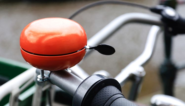 Dzwonek rowerowy – niezbędny gadżet!