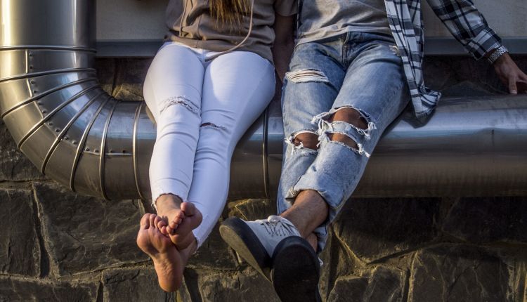 Spodnie „rurki” – jak je nosić?