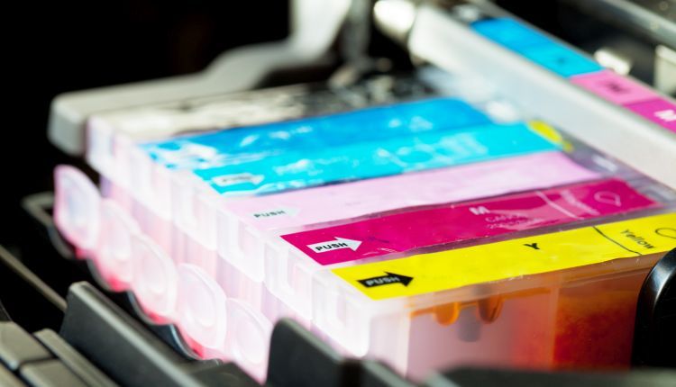 Jak włożyć tusz do drukarki HP?