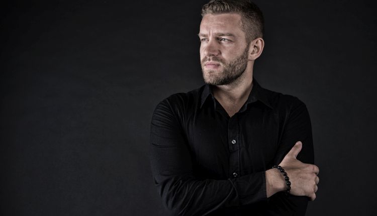 Jakie spodnie do czarnej koszuli męskiej?