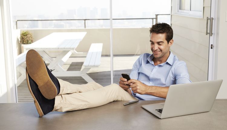 Chinosy – co to takiego i jak je nosić?