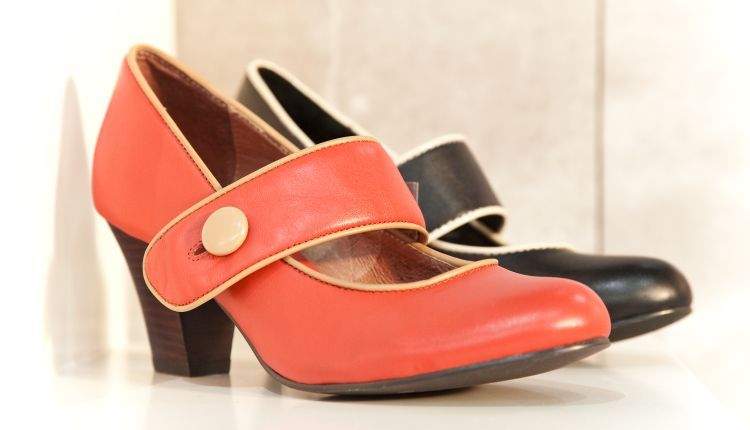 Czółenka na słupku – ultramodne buty