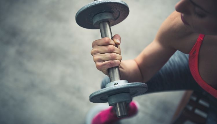 Jak ćwiczyć hantlami?