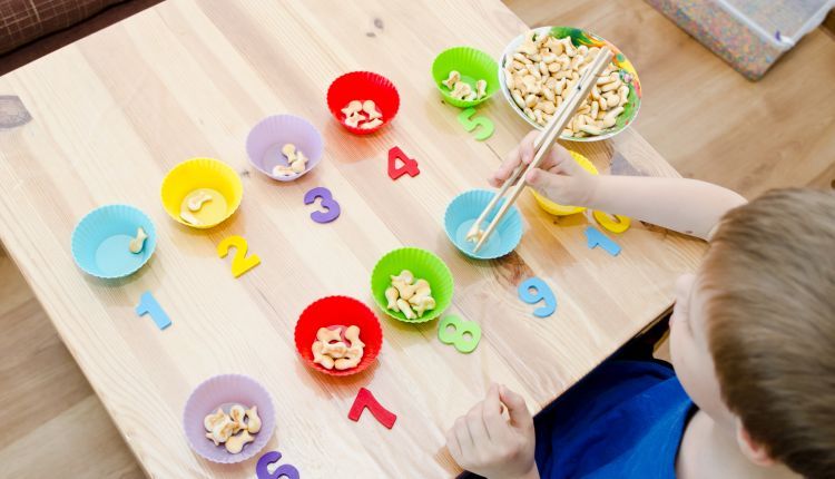 Zabawki i pomoce Montessori — jak z nich.jpg