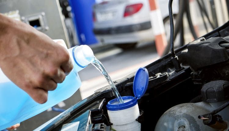 Jaki płyn do spryskiwaczy wybrać i jak go dolać.jpg